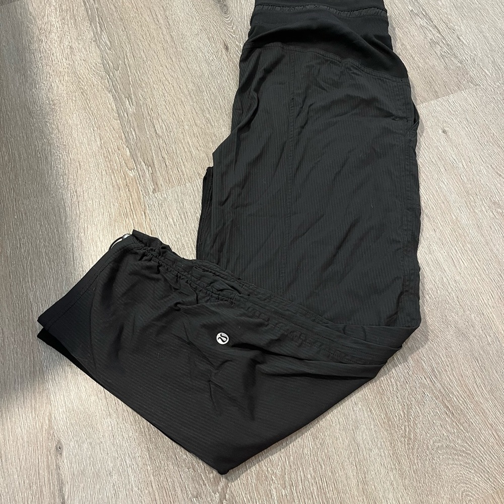 Lululemon - Dance Studio Mid-Rise Crop 25”